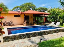 La Mona Beach House, nhà nghỉ dưỡng gần biển ở Jacó