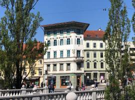 Triple Bridge Ljubljana, готель біля визначного місця Sts. Cyril and Methodius Church, у Любляні