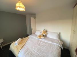 Spacious Luxurious Serviced Accommodation 3, feriehus i Warmsworth