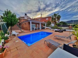 Villa junto a la playa con piscina, hotel a Calella