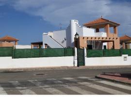 Stunning 3-Bed Villa detached with private pool、Zurgenaのホテル