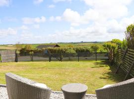 Coastal retreat surrounded by open countryside, hotel na may parking sa Saint Ervan