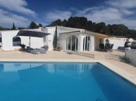 Cheerful 2-bedroom villa with private pool, hotel z bazenom v Calpe