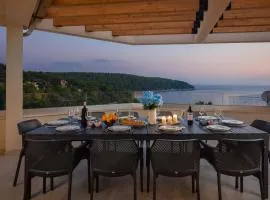 SEAFRONT VILLA for 10 people!