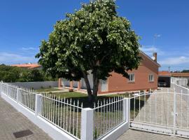 Moradia alegre no centro da Vila da Tocha., casa de temporada em Tocha