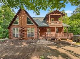 Main Lodge at Lake Forest Cabins, chalet di Eureka Springs