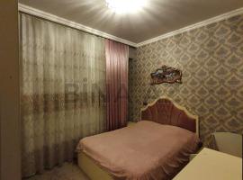 Private cozy room next to metro Garayev, hotel near Bülbülǝ Stansiyası, Baku