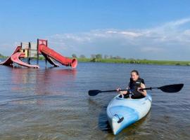 Privé chalet op vakantiepark Marina Beach – domek górski w mieście Hoek