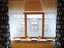 Elegant Old Town Toffee Bliss Apartment, SELF Check-In, Steps from Bus Station