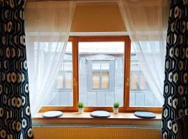 Elegant Old Town Toffee Bliss Apartment, SELF Check-In, Steps from Bus Station