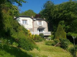 Villa Colin, la tête dans les bois, à deux pas de la mer, classée 4 étoiles, lúxushótel í Yport