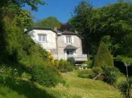 Villa Colin, la tête dans les bois, à deux pas de la mer, classée 4 étoiles