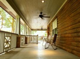 Charming Country Cabin with Self Check In, villa in Irvington