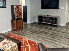 Lake ConRoy Estates - Unit B with Pool Access, Hotel in Montgomery