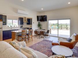 Hot Tub and Views Modern Home 15 Mi to Zion NP，位于维尔京的酒店