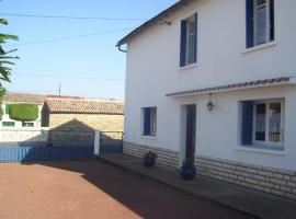 Lovely 4-Bed House in rural West France, hotel in Clussais-la-Pommeraie