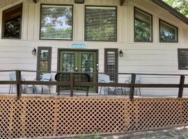 Hideaway - 3 BR Home with PRIVATE POOL on wooded lot, vila v destinaci Montgomery