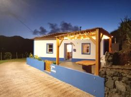Cosy Private Cottage w/sea views & wifi, feriehus i Vila do Porto