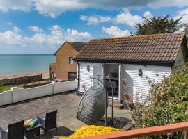 Pebbles by Bloom Stays, holiday home in Sandgate