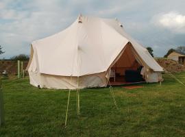 Chestnut Luxury emperor bell tent with log burner, alojamento para férias em Liverton