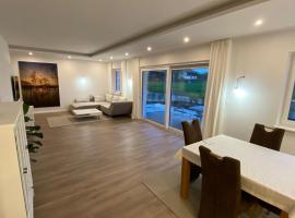 Ferienwohnung mit Garten โรงแรมราคาถูกในชตราซวาลเคน