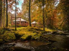 Otter Creek Luxury Yurt - Creekside Glamping with Private Hot Tub，Topton的度假屋