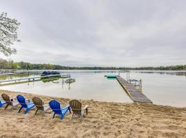 Lakefront Burlington Vacation Rental Dock and Beach, parkolóval rendelkező hotel Twin Lakesben