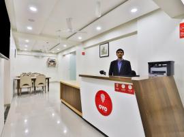 Collection O 12462 Hotel Shiv Inn, hotel v destinaci Adalaj