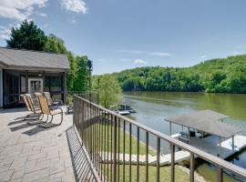 Waterfront Smith Mountain Lake Home with Boat Dock!, будинок для відпустки у місті Moneta