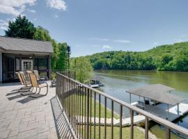 Waterfront Smith Mountain Lake Home with Boat Dock!, hotel v destinaci Moneta