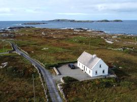 Lands End Cottage - Connemara، فيلا في Aughrus More