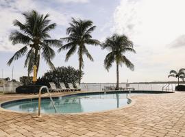 Dolphin Bay in Boca Ciega Resort - 2BR, Pool, Bay View, semesterboende i St Petersburg