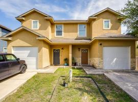 San Antonio Townhome about 2 Mi to Aquarium!, holiday rental in San Antonio