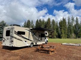 Quiet Country Rimrock Retreat RV, hotel in Hayden