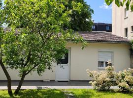 Belle maison indépendante 4 pers avec terrasse, casă de vacanță din Rueil-Malmaison