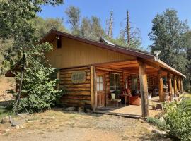 Bear Creek Cabins, hotell i Midpines