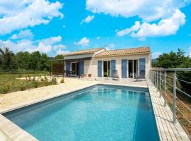 Cosy holiday home in Saint-André-de-Roquepertuis with pool, hotel em Saint-André-de-Roquepertuis