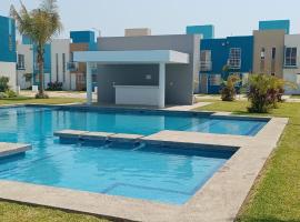 Casa con alberca en Acapulco diamante, hotel com estacionamento em Gallinero