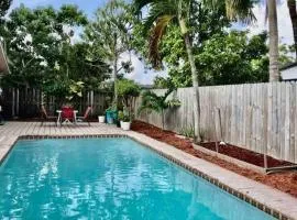 Pool House in Tropical Miami