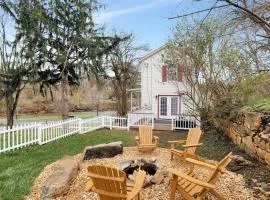 Hawksbill Home~Hot Tub~Dog Friendly~Modern~Water Front Porch