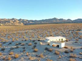 Blazing Star Estate - 400 feet from JT Park, country house in Joshua Tree