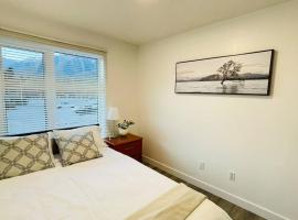 Unit #204 Cozy Mountain View 2BR in Canmore Downtown: Canmore şehrinde bir otel