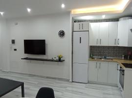 Family House, CENTRO CIUDAD - 3 DORMITORIOS 6 1 0 3 1 0 8 3 1, hotel v mestu Ceuta