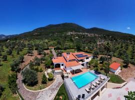 Kouvelia Country Home Luxury Villa Rental: Nerotriviá, Church of Agios Ioannis Kolivitis yakınında bir otel