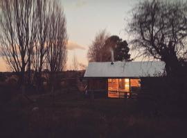 Jindabyne - Kia Ora Cabin Farmstay, cabin in Moonbah