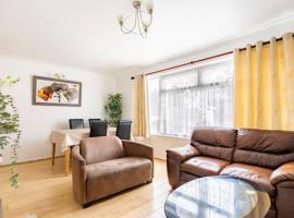 Beaconsfield 4 Bedroom House in Quiet and a very Pleasant Area, Near London Luton Airport with Free Parking, Fast WiFi, Smart TV، بيت ضيافة في لوتون