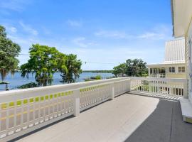 Pet friendly water front home in Palatka South Historic District with private dock that sleeps 8, vila di Palatka