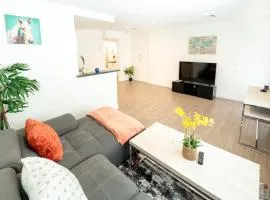 Modern One Bedroom in Koreatown Close to Downtown LA with Private Parking