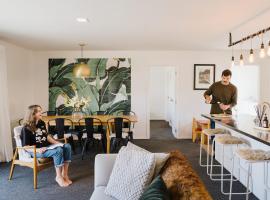 4 - Charming Space, Just a Stone Throw from Central Wanaka, hotel dicht bij: Prophet's Rock Wines, Wanaka