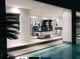 Poolside Villa, hotel near Mosaiek Church, Johannesburg